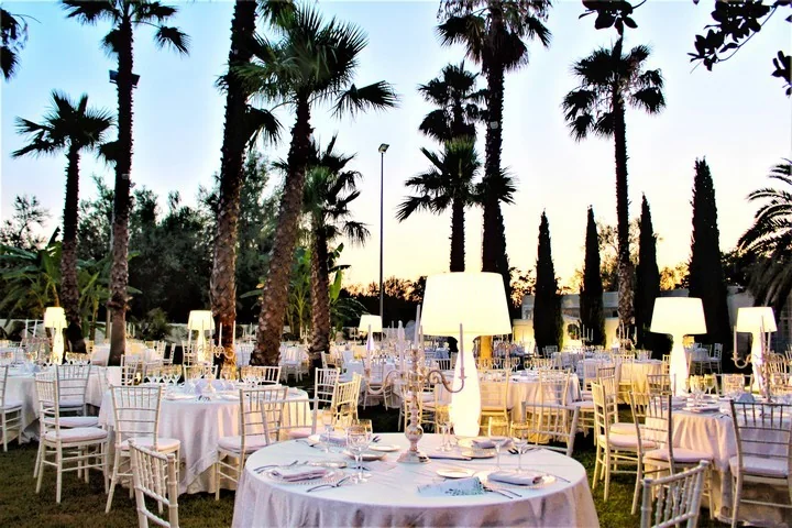 Tavoli allestiti nei giardini di Villa Grandinetti alla sera