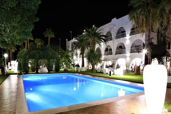La piscina illuminata di Villa Grandinetti alla sera